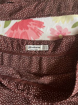 Falda marrón de lunares