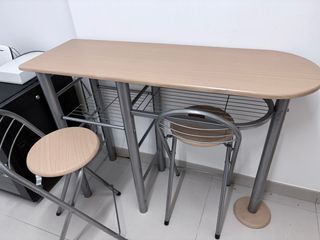 Mesa barra y taburetes madera y metal