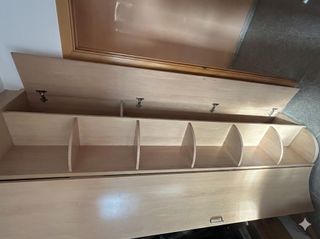 Armario de madera clara