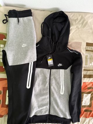 Tech Nike con Etiqueta