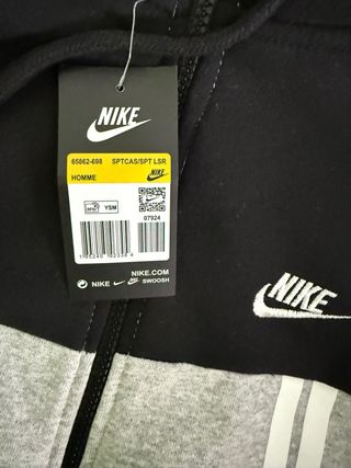 Tech Nike con Etiqueta