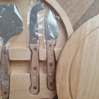 Tagliere con 4 coltelli da formaggio