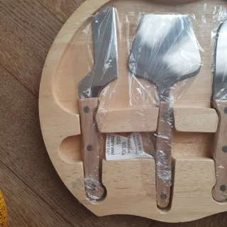 Tagliere con 4 coltelli da formaggio