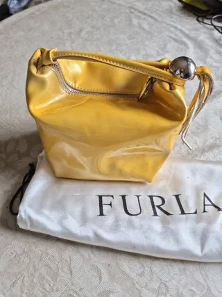 Bolso de mano Furla amarillo charol