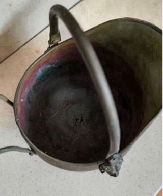 Macetero antiguo de cobre con asa