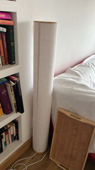 Lámpara de pie salón beige y madera