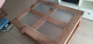 Mesa de centro rústica madera y cristal.