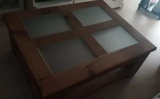 Mesa de centro rústica madera y cristal.