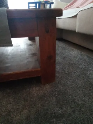 Mesa de centro rústica madera y cristal.