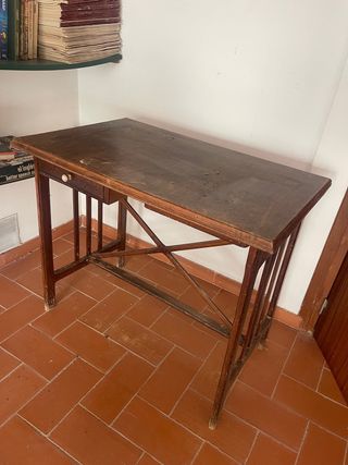 Mesa de madera oscura