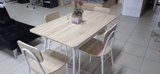 Mesa y 4 sillas madera