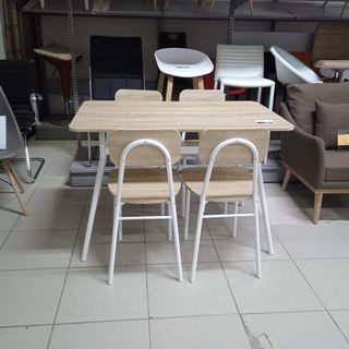 Mesa y 4 sillas madera