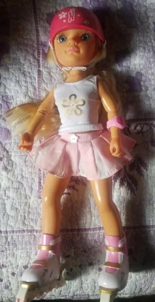 Muñeca NANCY con casco y patines