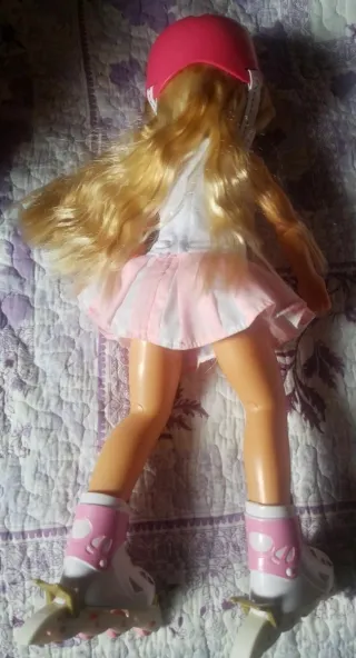 Muñeca NANCY con casco y patines