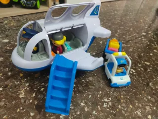 Avión de juguete con figuras y accesorios