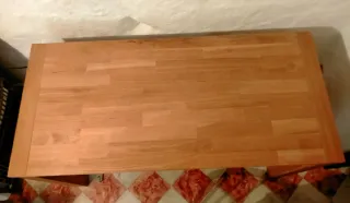 Escritorio de madera con cajonera