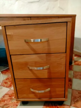 Escritorio de madera con cajonera