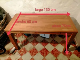 Escritorio de madera con cajonera