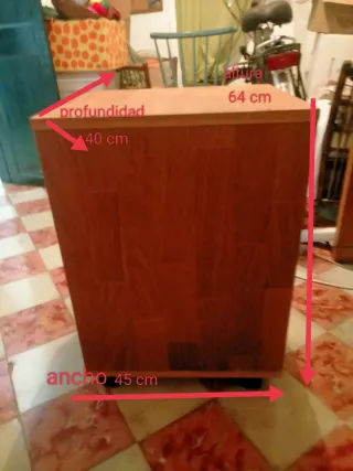 Escritorio de madera con cajonera