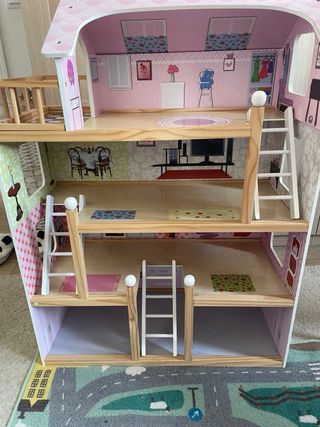 Casita de muñecas de madera