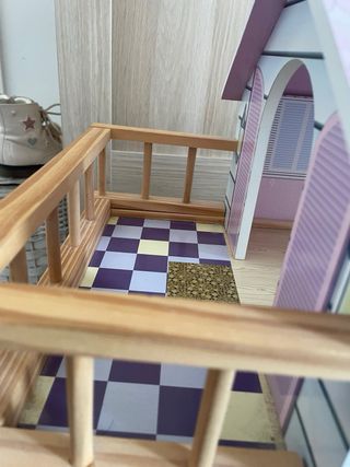 Casita de muñecas de madera