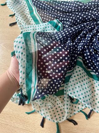 Pañuelo cuadrangular con lunares y flecos