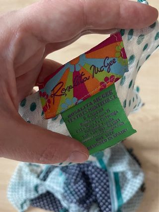 Pañuelo cuadrangular con lunares y flecos