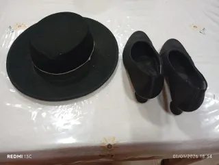 Zapatos tacón bajo raso talla35. Regalo sombrero