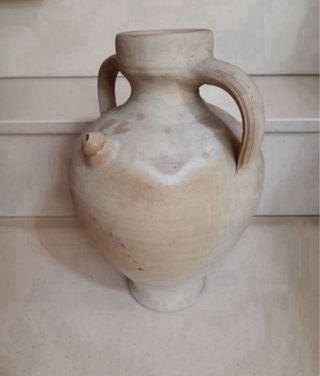 Botijo de barro antiguo