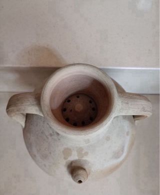 Botijo de barro antiguo