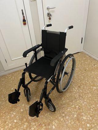 Silla de ruedas para interior y  exterior.