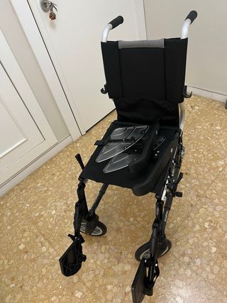 Silla de ruedas para interior y  exterior.