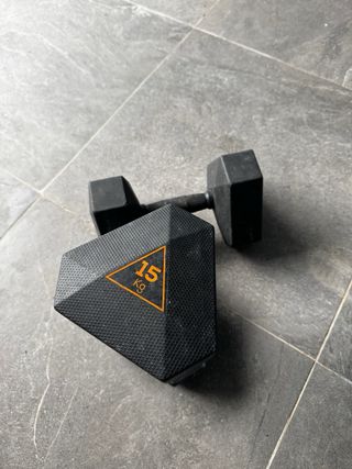 Attrezzatura per palestra con rack, barra e dischi