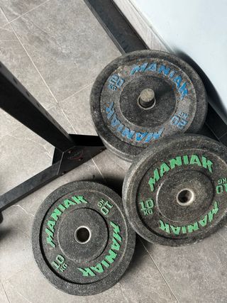 Attrezzatura per palestra con rack, barra e dischi