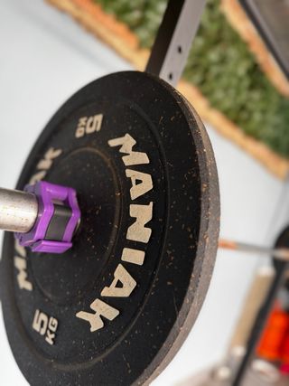 Attrezzatura per palestra con rack, barra e dischi