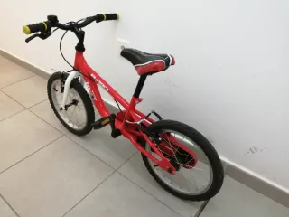 Bicicleta infantil roja