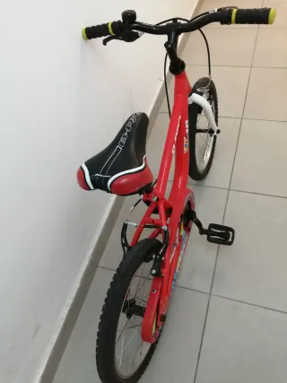 Bicicleta infantil roja