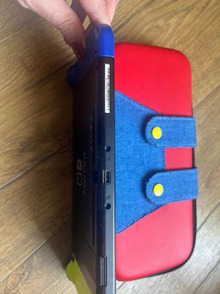 Consola Nintendo Switch con mandos azul y amarillo