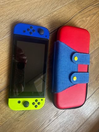 Consola Nintendo Switch con mandos azul y amarillo