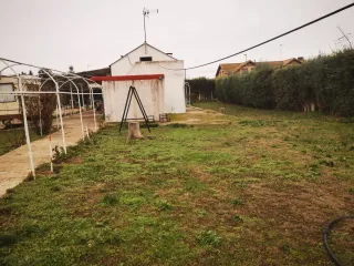 Se vende terreno con casa de campo