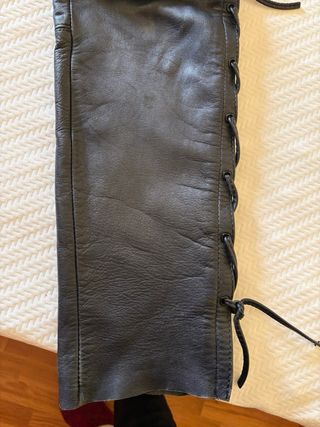 Pantalones de piel negra con cuerdas