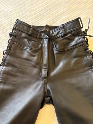 Pantalones de piel negra con cuerdas