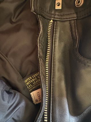 Pantalones de piel negra con cuerdas