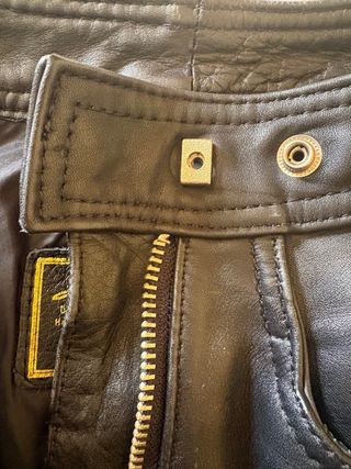 Pantalones de piel negra con cuerdas