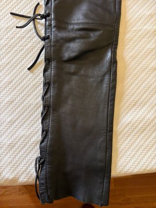 Pantalones de piel negra con cuerdas
