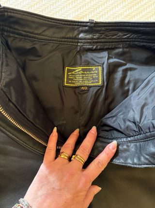 Pantalones de piel negra con cuerdas