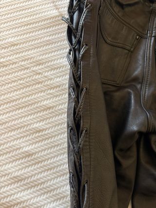 Pantalones de piel negra con cuerdas