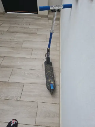 Patinete infantil con ruedas de luces