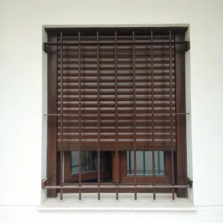 Ventana oscilobatiente con reja