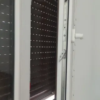 Ventana oscilobatiente con reja